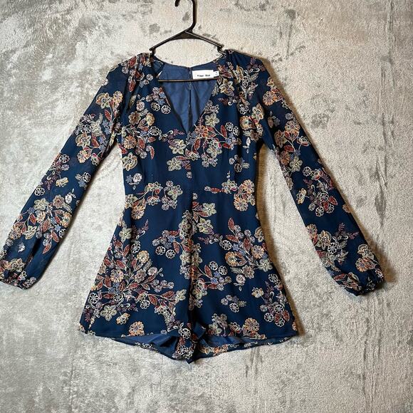 Line+Dot Adelene Navy Floral Romper Peek-A-Boo Shoulder Back‎ Cut Outs Sz Small - Picture 1 of 6